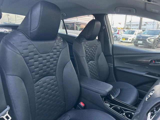 運転席まわりには十分なスペースがあり、大柄な方でもゆったり運転していただける環境です。