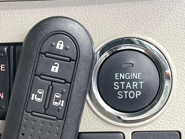 【キーフリーシステム】カバンやポケットに入れたままでもドアの施錠・解錠が可能なスマートキーを装備。エンジンのオン・オフ時もカギを取り出す必要が無いからとっても便利です♪