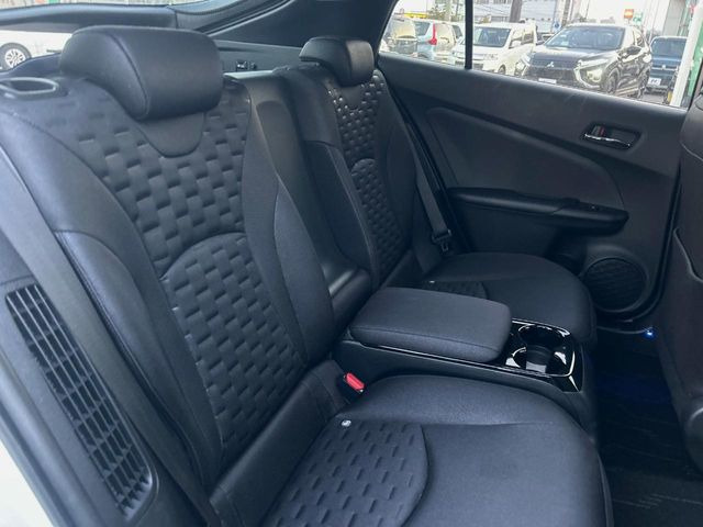 広々とした2列目シートは居住性が高く、居心地も快適!友達や家族とのお出かけにぴったりです。ベビーシートやチャイルドシート使用時も快適にお過ごしいただける十分な空間を確保しています。