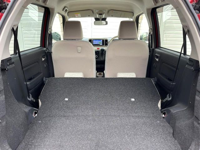 ���i�̂���������ʋ΁A���}���ɏ\���ȉ׎��X�y�[�X���m�ۂ��Ă���܂��B�Z�J���h�V�[�g��|���ƁA�傫�ȉו��̐ύڂ��\�ł���