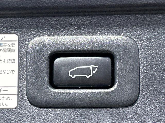 【パワーバックドア】スマートキーや運転席のボタンを押すだけでリアゲートが自動で開閉します!荷物を持っている時や、高い位置にあるバックドアを閉める際に便利な機能です♪