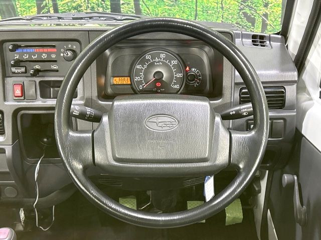 �C���e���A�ɍ��킹���f�U�C���̃X�e�A�����O�́A�^�]�������̂��Ƃ��l���A�^�]���₷���`��A�傫���ł��B�����x�A���ۂɐG���Ă��m���߂��������B