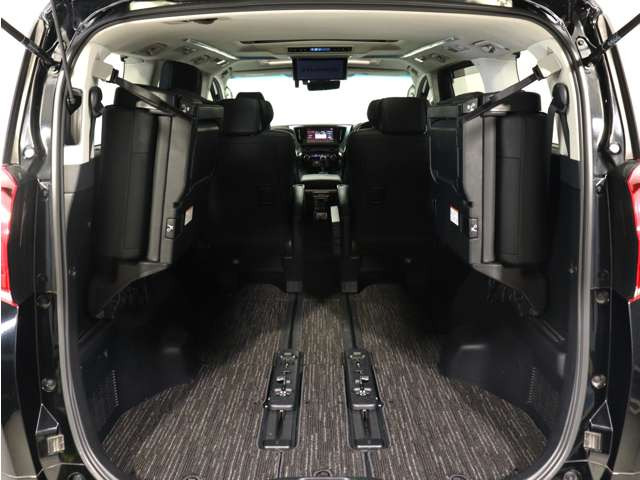 ミニバン最大級のスペース!ご家族、お友達とのキャンプやバーベキューほか、お仕事でも十分な容量が有ります!