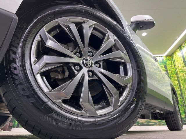 【純正18インチアルミホイール】外観にマッチした純正アルミホイールを装着しております。各種社外アルミホイールや、スタッドレスタイヤも取扱いしております。是非ご相談ください♪