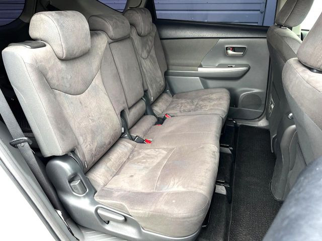 広々とした2列目シートは居住性が高く、居心地も快適!友達や家族とのお出かけにぴったりです。ベビーシートやチャイルドシート使用時も快適にお過ごしいただける十分な空間を確保しています。