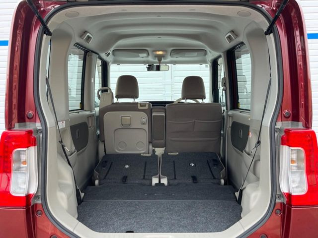 後席を格納すると、これだけの広さが!シーンに合わせたシートアレンジで、大きな荷物も積むことが出来ます♪