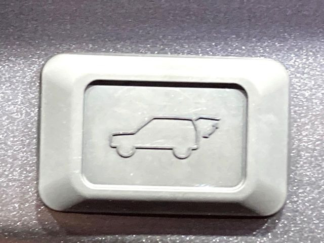 【パワーバックドア】スマートキーや運転席のボタンを押すだけでリアゲートが自動で開閉します!荷物を持っている時や、高い位置にあるバックドアを閉める際に便利な機能です♪