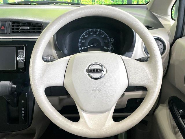 �C���e���A�ɍ��킹���f�U�C���̃X�e�A�����O�́A�^�]�������̂��Ƃ��l���A�^�]���₷���`��A�傫���ł��B�����x�A���ۂɐG���Ă��m���߂��������B