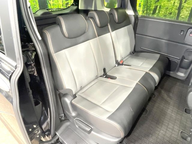 後部座席も気になるようなキズ・汚れやへたり等、大きなダメージはなく、良好な状態です。