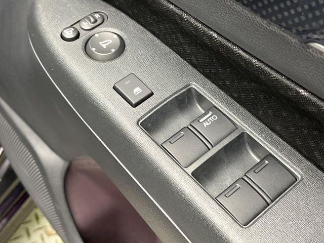 �y�d���i�[�~���[�z�T�C�h�~���[�͓d���i�[���ƂȂ��Ă���A�������ԏ�ł��L�Y�������X�N��}�����܂��B