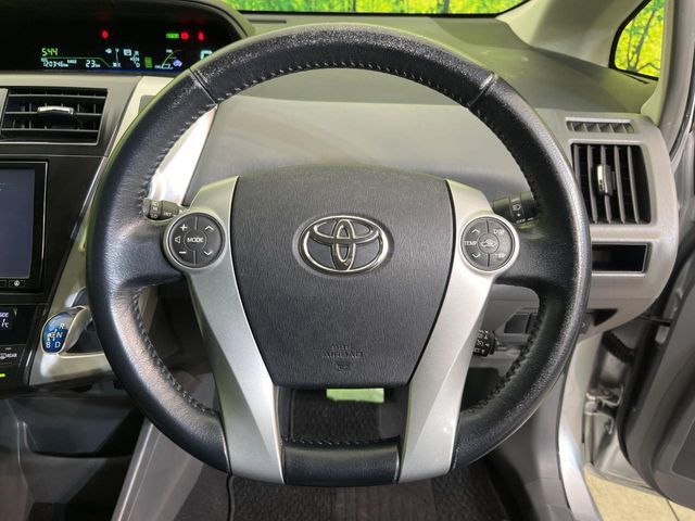 �C���e���A�ɍ��킹���f�U�C���̃X�e�A�����O�́A�^�]�������̂��Ƃ��l���A�^�]���₷���`��A�傫���ł��B�����x�A���ۂɐG���Ă��m���߂��������B