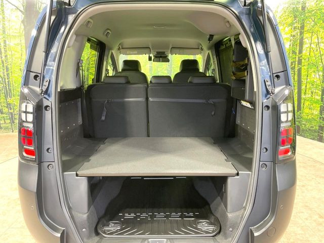普段のお買い物や通勤、送迎等に十分な荷室スペースを確保しております。セカンドシートを倒すと、大きな荷物の積載も可能です♪