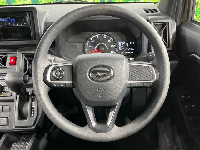 �C���e���A�ɍ��킹���f�U�C���̃X�e�A�����O�́A�^�]�������̂��Ƃ��l���A�^�]���₷���`��A�傫���ł��B�����x�A���ۂɐG���Ă��m���߂��������B