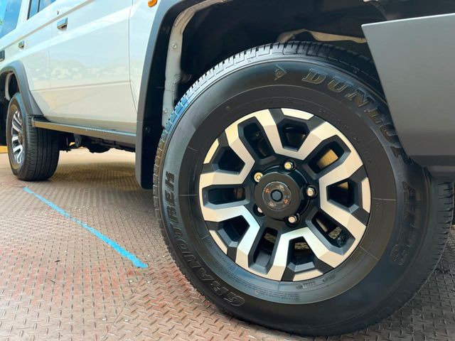 �y����16�C���`�A���~�z�C�[���z�O�ςɃ}�b�`���������A���~�z�C�[���𑕒����Ă���܂��B�e��ЊO�A���~�z�C�[����A�X�^�b�h���X�^�C�����戵�����Ă���܂��B���񂲑��k����������