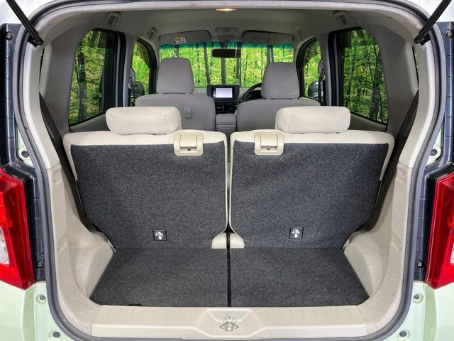 ���i�̂���������ʋ΁A���}���ɏ\���ȉ׎��X�y�[�X���m�ۂ��Ă���܂��B�Z�J���h�V�[�g��|���ƁA�傫�ȉו��̐ύڂ��\�ł���