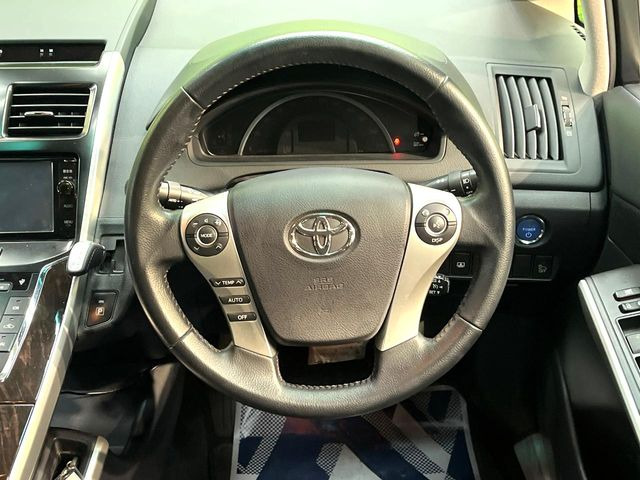 �C���e���A�ɍ��킹���f�U�C���̃X�e�A�����O�́A�^�]�������̂��Ƃ��l���A�^�]���₷���`��A�傫���ł��B�����x�A���ۂɐG���Ă��m���߂��������B