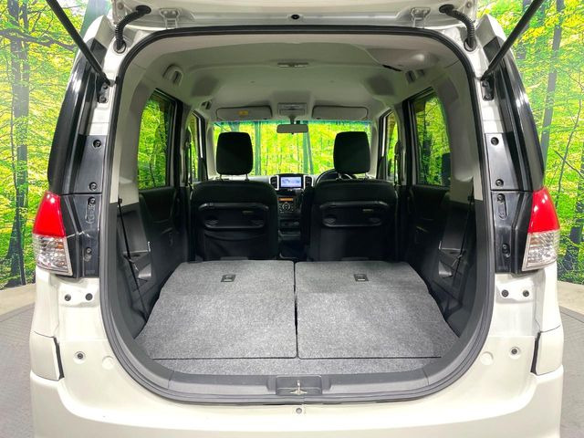 ���i�̂���������ʋ΁A���}���ɏ\���ȉ׎��X�y�[�X���m�ۂ��Ă���܂��B�Z�J���h�V�[�g��|���ƁA�傫�ȉו��̐ύڂ��\�ł���