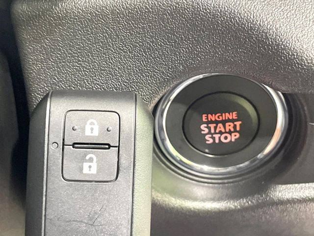 【キーレススタートシステム】カバンやポケットに入れたままでもドアの施錠・解錠が可能なスマートキーを装備。エンジンのオン・オフ時もカギを取り出す必要が無いからとっても便利です♪