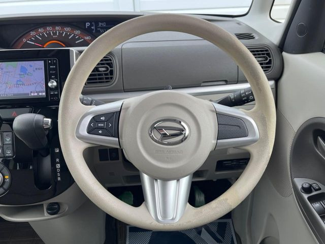 インテリアに合わせたデザインのステアリングは、運転される方のことも考え、運転しやすい形状、大きさです。是非一度、実際に触ってお確かめください。