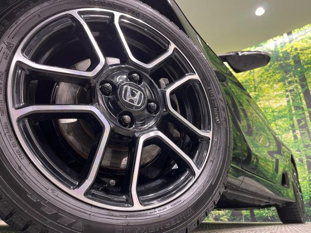 �y����16�C���`�A���~�z�C�[���z�O�ςɃ}�b�`���������A���~�z�C�[���𑕒����Ă���܂��B�e��ЊO�A���~�z�C�[����A�X�^�b�h���X�^�C�����戵�����Ă���܂��B���񂲑��k����������