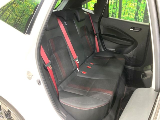 �R���p�N�g�J�[�ł����A�Z�J���h�V�[�g�͏\���ȍL����������K�ɂ���肢�������܂���V�[�g��|���đ傫�ȉו���ς񂾂�ƁA�p�r�̕����L��1��ł��B