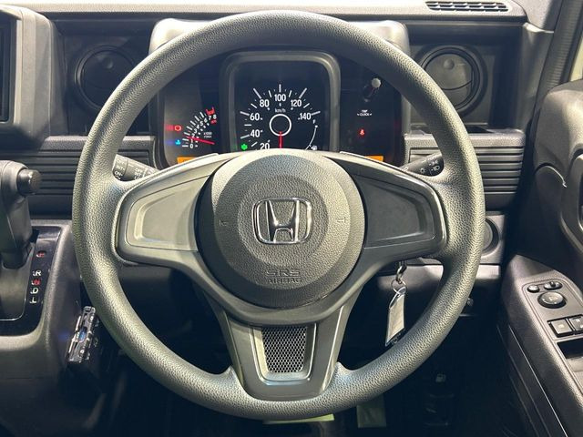 �C���e���A�ɍ��킹���f�U�C���̃X�e�A�����O�́A�^�]�������̂��Ƃ��l���A�^�]���₷���`��A�傫���ł��B�����x�A���ۂɐG���Ă��m���߂��������B