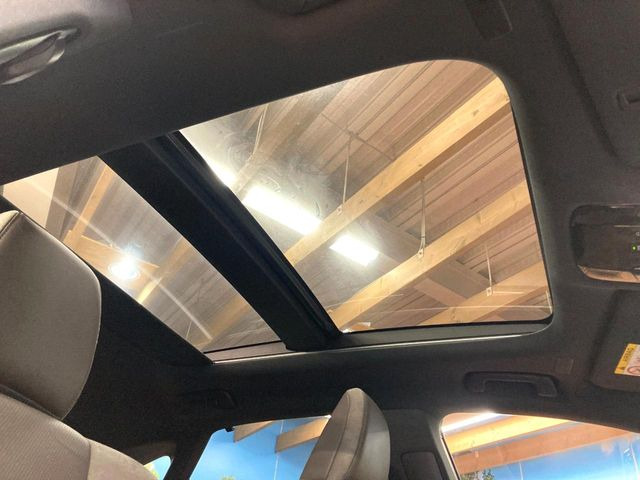 【大型サンルーフ】車内の解放感が一気に上がる大型のパノラマルーフ!季節を問わず開放的で快適なドライブをお楽しみいただけます。流通量も少なく希少価値の高い人気の装備です♪