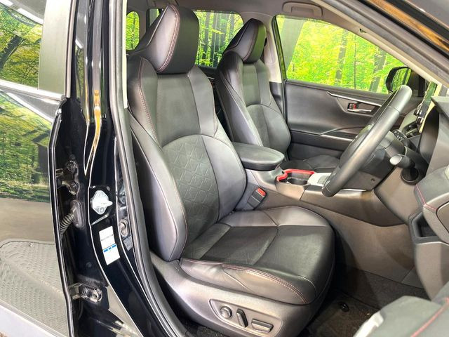 【合皮レザーシート】汚れのふき取りが容易でメンテナンスもが簡単な、機能性に優れる合成皮革を採用した上質なシートです。座り心地もよく、高級感あふれる心地良い車内空間を演出してくれます。