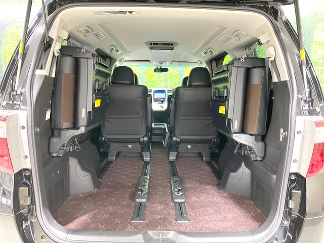 ���i�̂���������ʋ΁A���}���ɏ\���ȉ׎��X�y�[�X���m�ۂ��Ă���܂��B�Z�J���h�V�[�g��|���ƁA�傫�ȉו��̐ύڂ��\�ł���