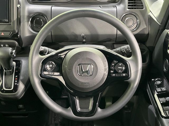 �C���e���A�ɍ��킹���f�U�C���̃X�e�A�����O�́A�^�]�������̂��Ƃ��l���A�^�]���₷���`��A�傫���ł��B�����x�A���ۂɐG���Ă��m���߂��������B