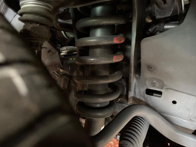 お車を安心してお乗りいただく為には、足回りの定期点検が欠かせません。サービスサポート(有償保証)では無料点検もご提供しており、安心のカーライフをお過ごしいただけるサポート体制が整っています。