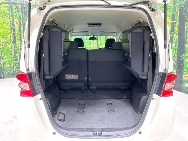 ���i�̂���������ʋ΁A���}���ɏ\���ȉ׎��X�y�[�X���m�ۂ��Ă���܂��B�Z�J���h�V�[�g��|���ƁA�傫�ȉו��̐ύڂ��\�ł���