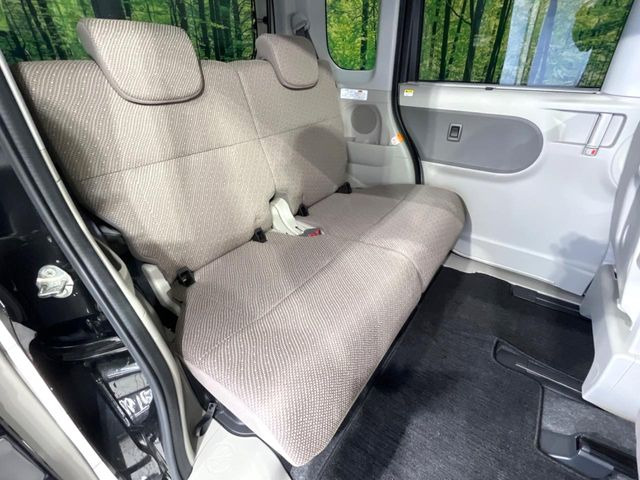 広々とした2列目シートは居住性が高く、居心地も快適!友達や家族とのお出かけにぴったりです。ベビーシートやチャイルドシート使用時も快適にお過ごしいただける十分な空間を確保しています。