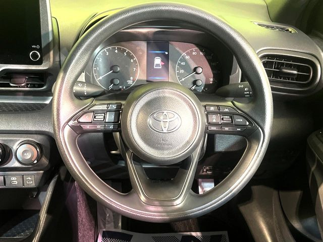 �C���e���A�ɍ��킹���f�U�C���̃X�e�A�����O�́A�^�]�������̂��Ƃ��l���A�^�]���₷���`��A�傫���ł��B�����x�A���ۂɐG���Ă��m���߂��������B