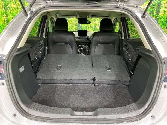 ���i�̂���������ʋ΁A���}���ɏ\���ȉ׎��X�y�[�X���m�ۂ��Ă���܂��B�Z�J���h�V�[�g��|���ƁA�傫�ȉו��̐ύڂ��\�ł���