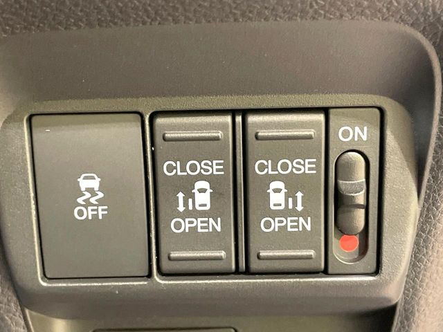 【両側パワースライドドア】スマートキーや運転席のスイッチで後席両側スライドドアの開閉が可能♪電動だから力を入れてドアを開ける必要が無く、小さなお子様でも簡単に開け閉めでき快適です♪