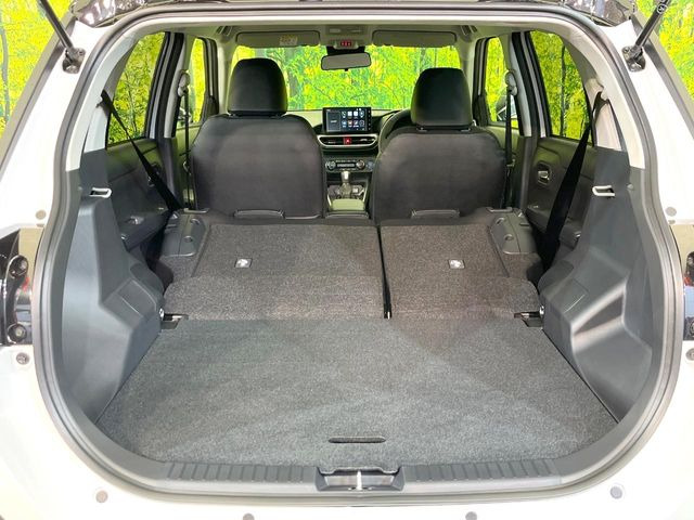 ���i�̂���������ʋ΁A���}���ɏ\���ȉ׎��X�y�[�X���m�ۂ��Ă���܂��B�Z�J���h�V�[�g��|���ƁA�傫�ȉו��̐ύڂ��\�ł���