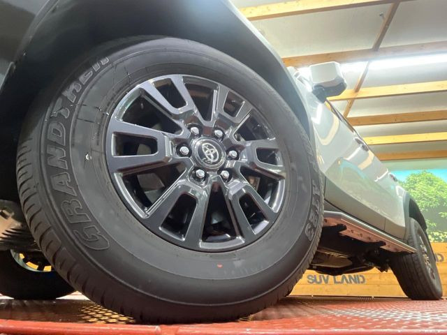 �y����18�C���`�A���~�z�C�[���z�O�ςɃ}�b�`���������A���~�z�C�[���𑕒����Ă���܂��B�e��ЊO�A���~�z�C�[����A�X�^�b�h���X�^�C�����戵�����Ă���܂��B���񂲑��k����������