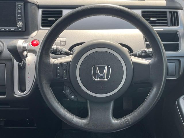 �y�����v�����X�e�A�����O�z�㎿�Ȋv���g�p���邱�ƂŁA��ɂ����������݂ƂĂ��^�]���₷���n���h���ł���