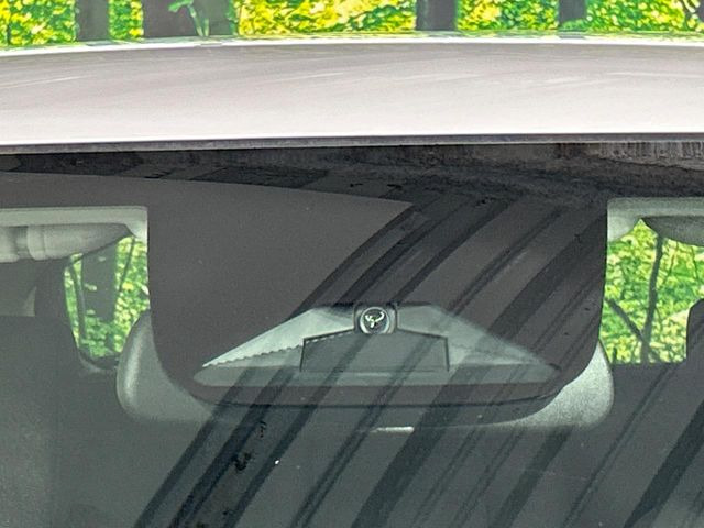 【ホンダセンシング】走行中に前方の車両等を認識し、衝突しそうな時は警報とブレーキで衝突回避と被害軽減をアシスト。より安全にドライブをお楽しみいただけます。