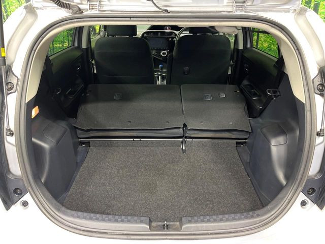 ���i�̂���������ʋ΁A���}���ɏ\���ȉ׎��X�y�[�X���m�ۂ��Ă���܂��B�Z�J���h�V�[�g��|���ƁA�傫�ȉו��̐ύڂ��\�ł���