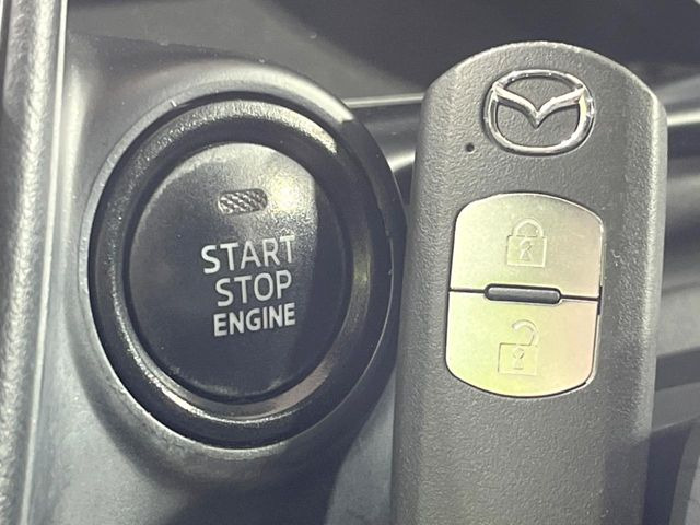 【アドバンストキー】カバンやポケットに入れたままでもドアの施錠・解錠が可能なスマートキーを装備。エンジンのオン・オフ時もカギを取り出す必要が無いからとっても便利です♪