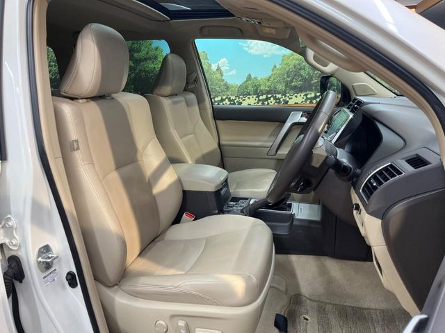 【本革シート】上質な本革を使用し、高級感あふれる本革シート。常に体に触れる部分だから、座り心地の良さにはこだわりたいですね♪汚れの付着や劣化を抑制する内装コーティング施工もおススメですよ♪