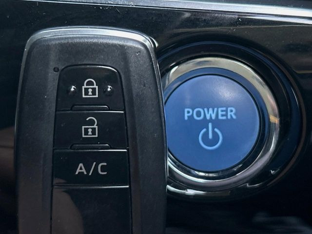 【スマートキー】カバンやポケットに入れたままでもドアの施錠・解錠が可能なスマートキーを装備。エンジンのオン・オフ時もカギを取り出す必要が無いからとっても便利です♪