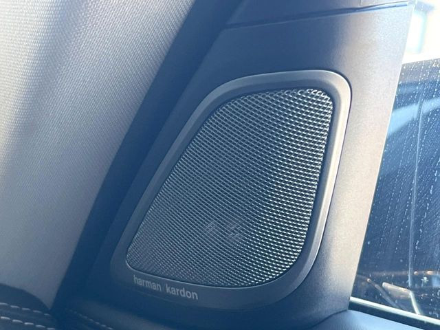 ��harman/kardon�T���E���h�V�X�e��:�����𒉎��ɍČ����A�������̂ɑ΂��ėՏꊴ��^���A���������A��荂�i���ȃT�E���h�����y���݂��������܂��B
