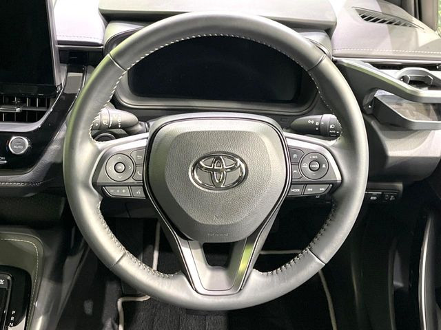 �C���e���A�ɍ��킹���f�U�C���̃X�e�A�����O�́A�^�]�������̂��Ƃ��l���A�^�]���₷���`��A�傫���ł��B�����x�A���ۂɐG���Ă��m���߂��������B