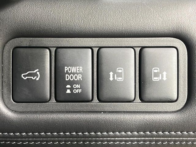 【両側パワースライドドア】スマートキーや運転席のスイッチで後席両側スライドドアの開閉が可能♪電動だから力を入れてドアを開ける必要が無く、小さなお子様でも簡単に開け閉めでき快適です♪