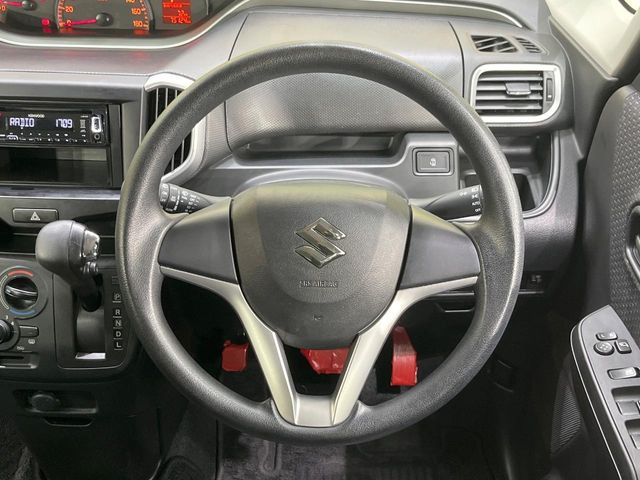 �C���e���A�ɍ��킹���f�U�C���̃X�e�A�����O�́A�^�]�������̂��Ƃ��l���A�^�]���₷���`��A�傫���ł��B�����x�A���ۂɐG���Ă��m���߂��������B