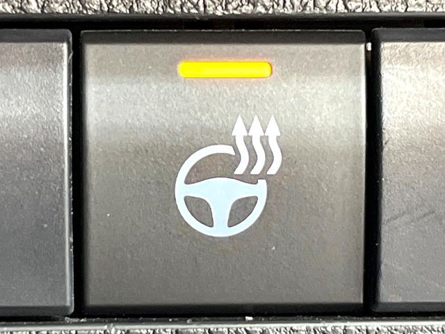 【ステアリングヒーター】冬場に冷たくなりやすい革巻きステアリングを、スイッチ一つで素早く適温に!エアコンよりも早く温まってくれるので、寒い日の運転も快適になりますね♪