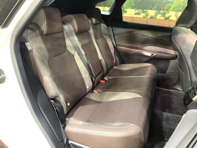 後部座席も気になるようなキズ・汚れやへたり等、大きなダメージはなく、良好な状態です。